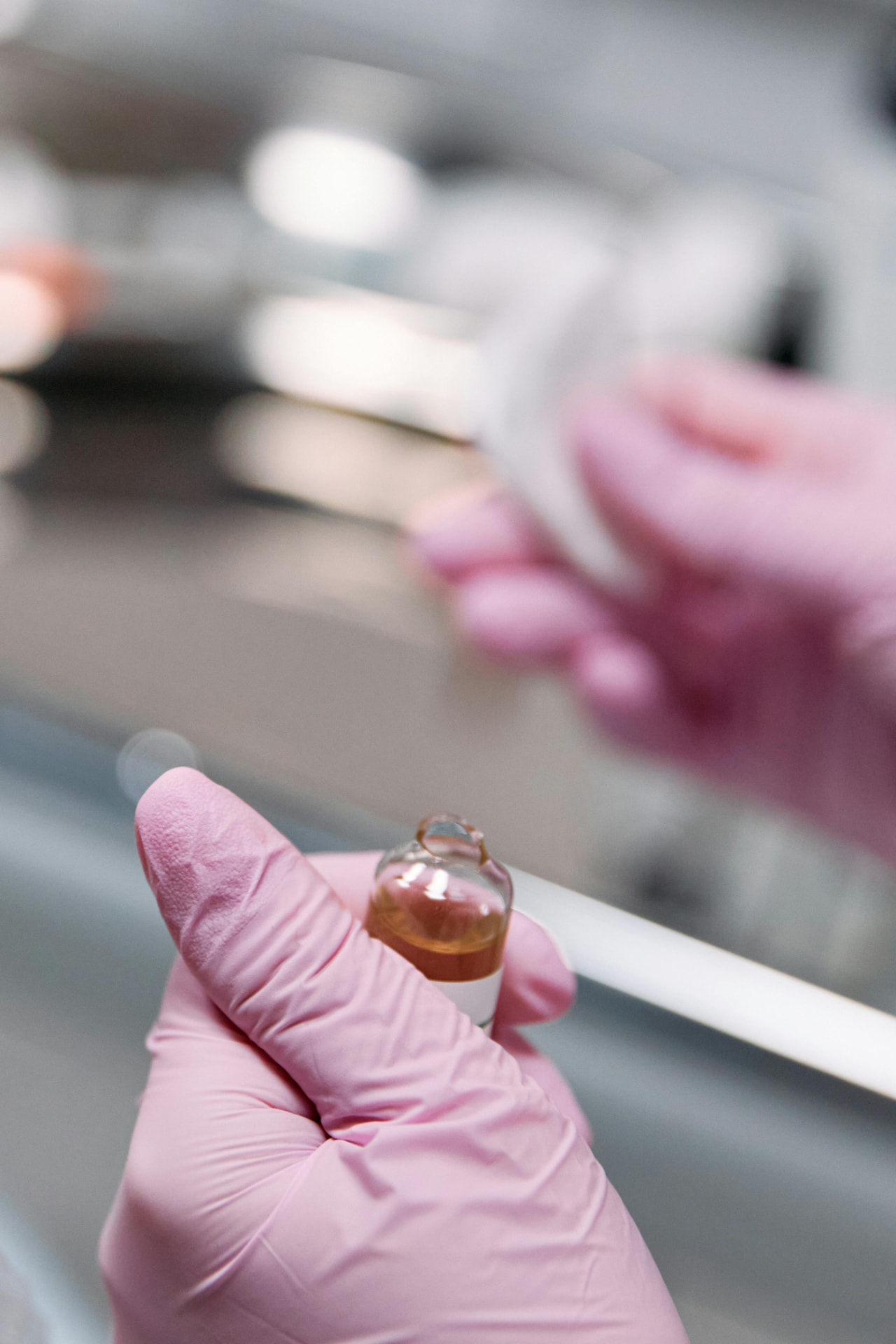 Ampulle im Labor der Susten Apotheke