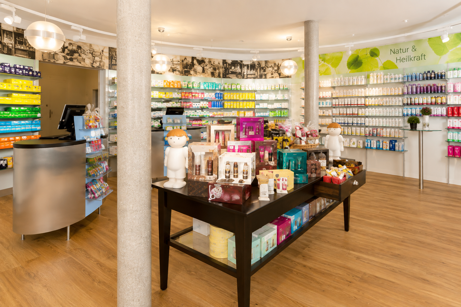 Eingangsbereich mit Regalen in der Susten Apotheke