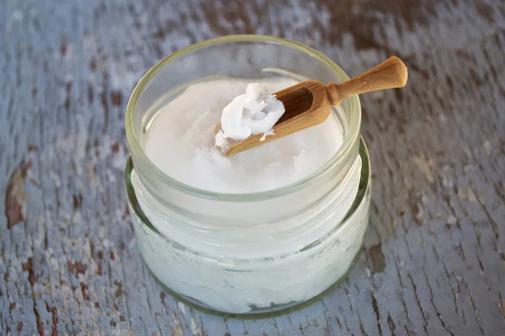 Glastiegel mit Creme aus der Eigenherstellung