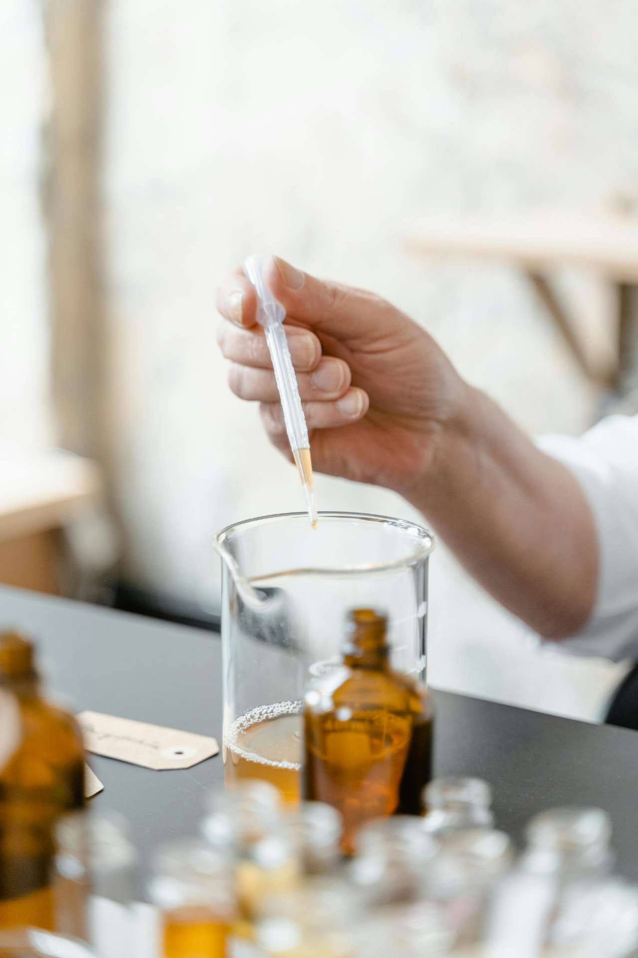 Ampulle im Labor der Susten Apotheke